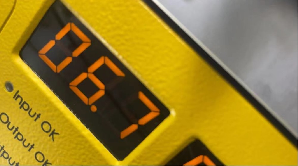 激光器总是烧保险丝，或许是稳压器故障引起的？